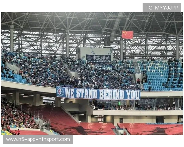 成都蓉城亚历斯祖中场扫荡，断球后顺势推进到前场