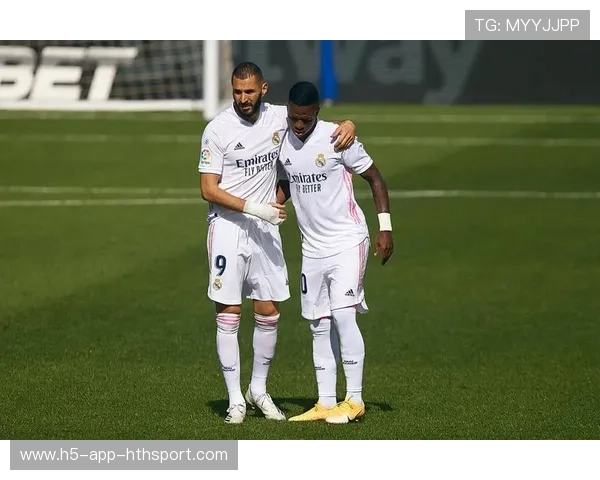 维尼修斯边路连过数人后传中，皇马制造混乱：边线之下的攻防节拍